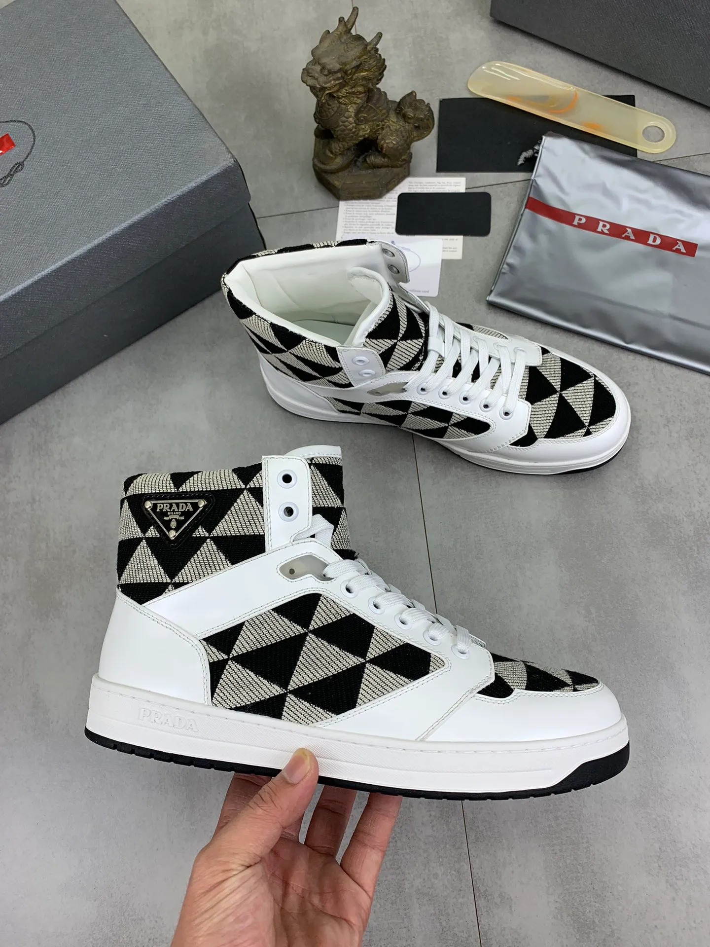 Men's shoes 💰P620 new model (high version) The new PRADA (Prada) high-top counter has launched the classic model at the same time. The new men's shoes and 😘fabrics are selected from the original imported calfskin. First layer of imported cowhide lining. The original version is awesome! 👍🏿Original open-molded non-slip PU outsole, with exquisite lines, simple and elegant, super comfortable and classy on foot, suitable for leisure travel. Code number:38-45